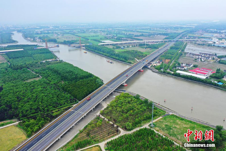 В Шанхае сдан в эксплуатацию способный издавать тревожный сигнал мост