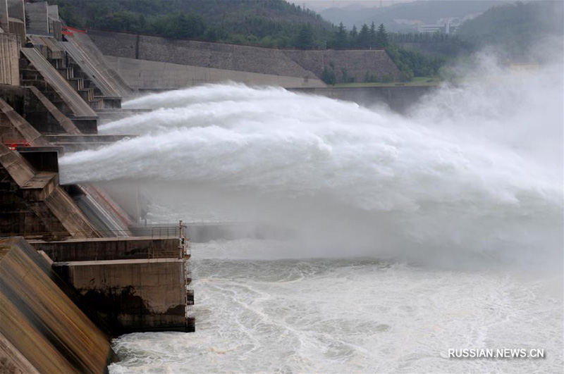 Противопаводковый сброс воды на водохранилищах в провинции Хэнань