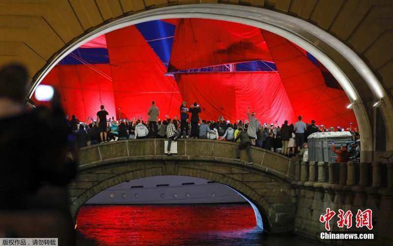 В Санкт-Петербурге прошел фестиваль «Алые паруса» в честь выпускников школ 