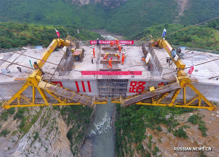 Завершено смыкание главной арки моста Цзиминсаньсин на стыке трех провинций на юго-западе Китая