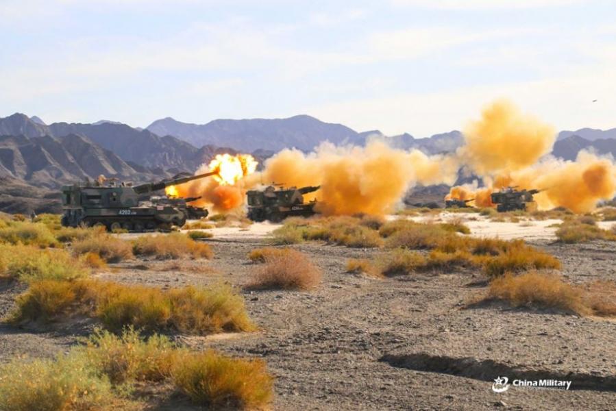 Артиллерия НОАК провела учения в пустыне с практическими снарядами