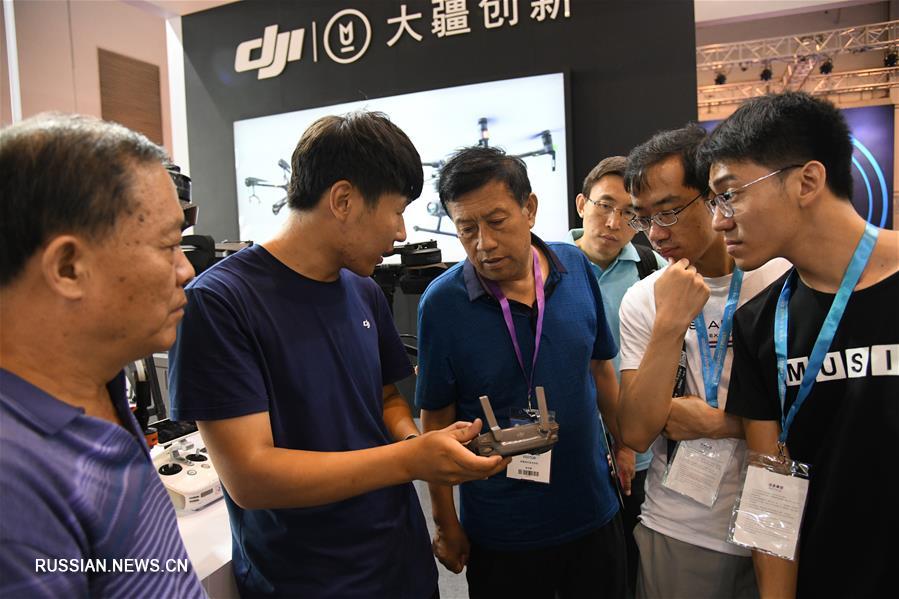 Посетители Китайской международной выставки потребительской электроники обогащают пользовательский опыт "умной" жизни будущего