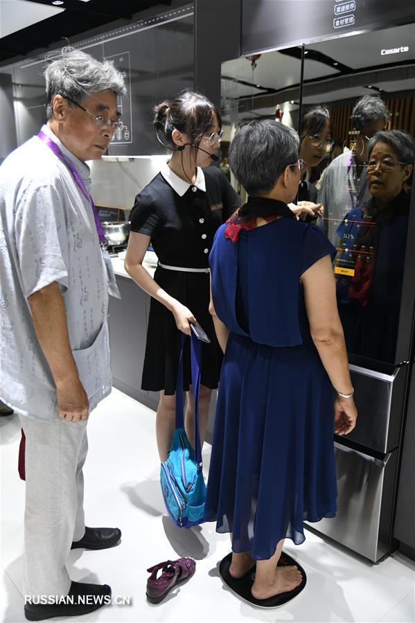 Посетители Китайской международной выставки потребительской электроники обогащают пользовательский опыт "умной" жизни будущего