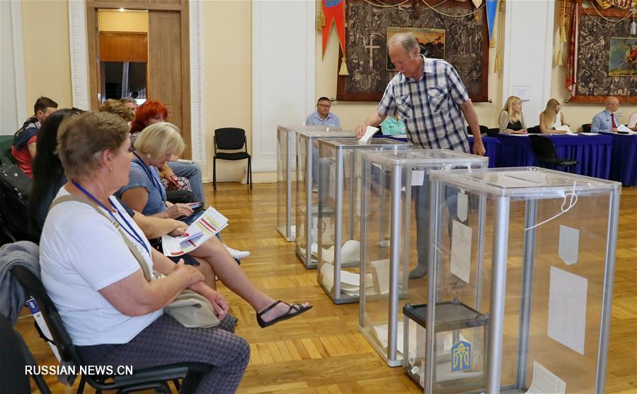 В Украине проходят внеочередные выборы в Верховную Раду 9-го созыва