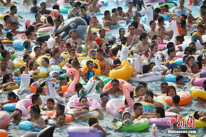 Жители города Нанкин купаются в воде для защиты от жары