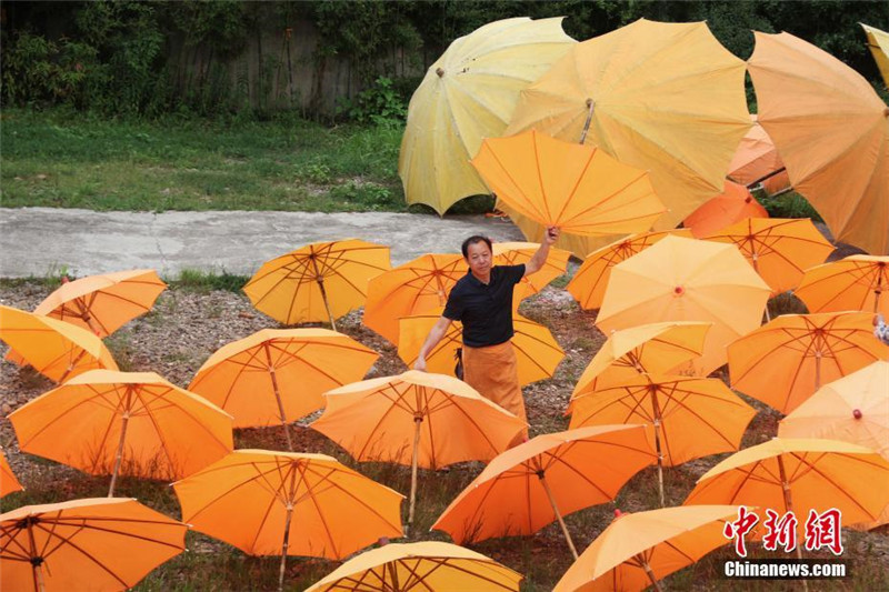 Производство зонтов из промасленной ткани в деревне Гуфэн Китая