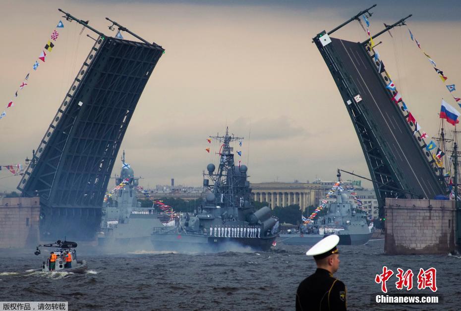 Более 40 кораблей и 40 самолетов приняли участие в Главном военно-морском параде в Санкт-Петербурге