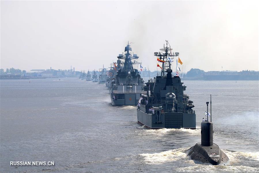 Более 40 кораблей и 40 самолетов приняли участие в Главном военно-морском параде в Санкт-Петербурге