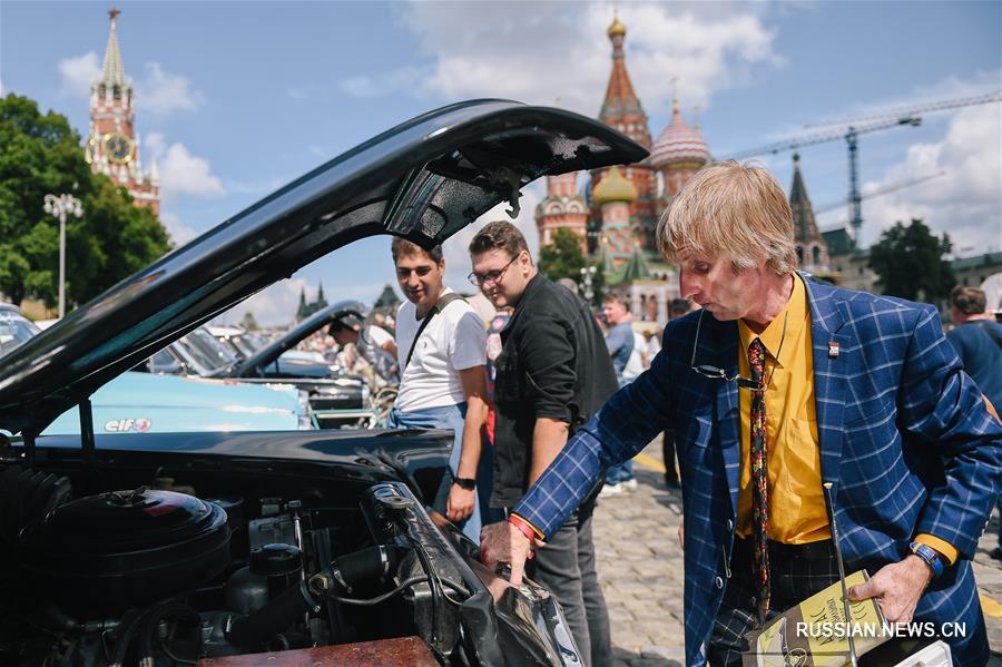 В Москве прошло ралли ретроавтомобилей 