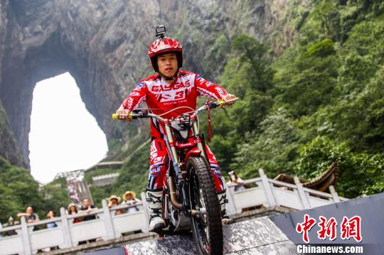 Китайский мотоциклист преодолел лестницу из 999 ступеней за 56 секунд