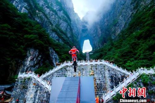 Китайский мотоциклист преодолел лестницу из 999 ступеней за 56 секунд