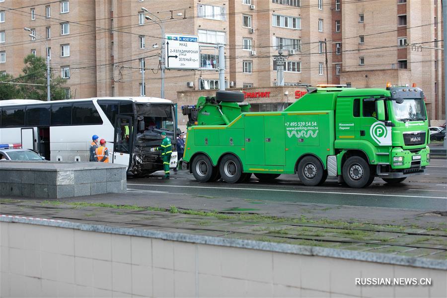 Автобус с китайскими туристами попал в ДТП в Москве