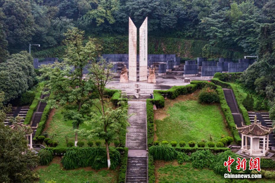 Снимки нанкинской братской могилы героев-летчиков в честь 74 –ой годовщины победы китайского народа в Войне Сопротивления японским захватчикам