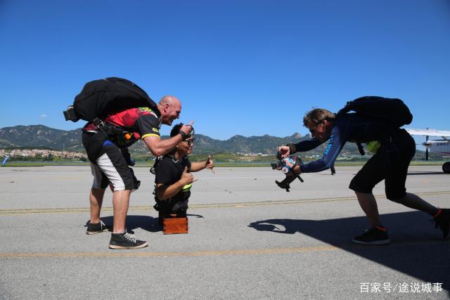 Китаец без ног бросил себе вызов на прыжок с парашютом