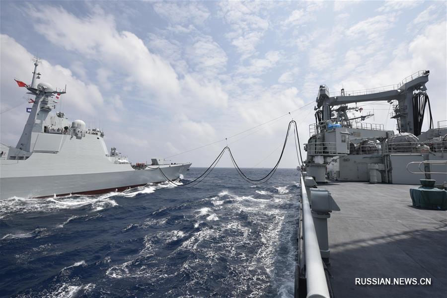 33-я конвойная флотилия ВМС НОАК впервые пополнила запасы в море