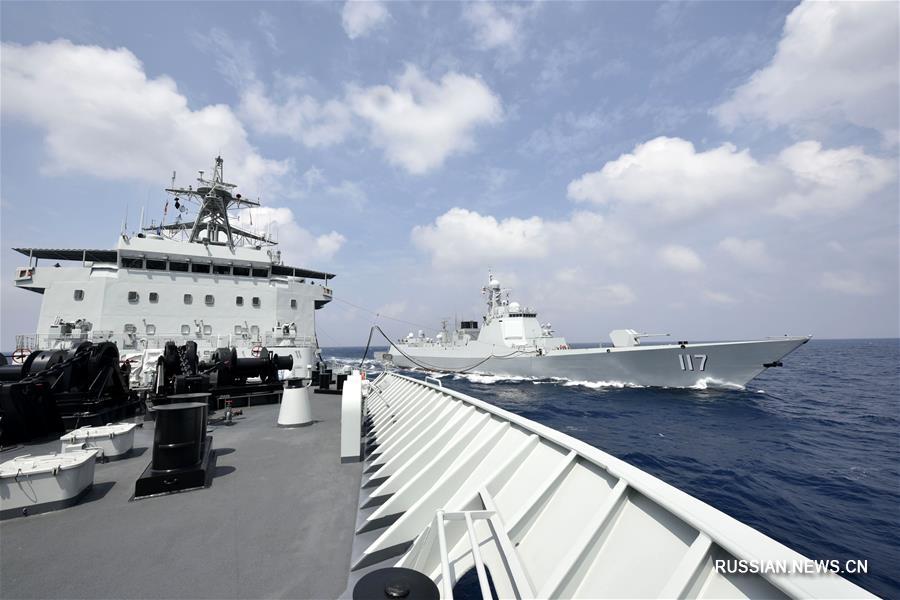 33-я конвойная флотилия ВМС НОАК впервые пополнила запасы в море