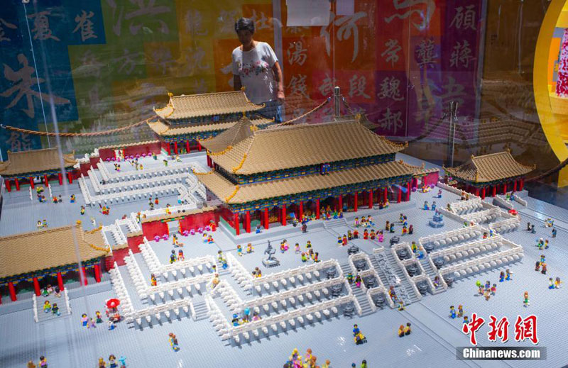 В Пекине представили "музей Гугун" из 500 тыс кубиков Лего