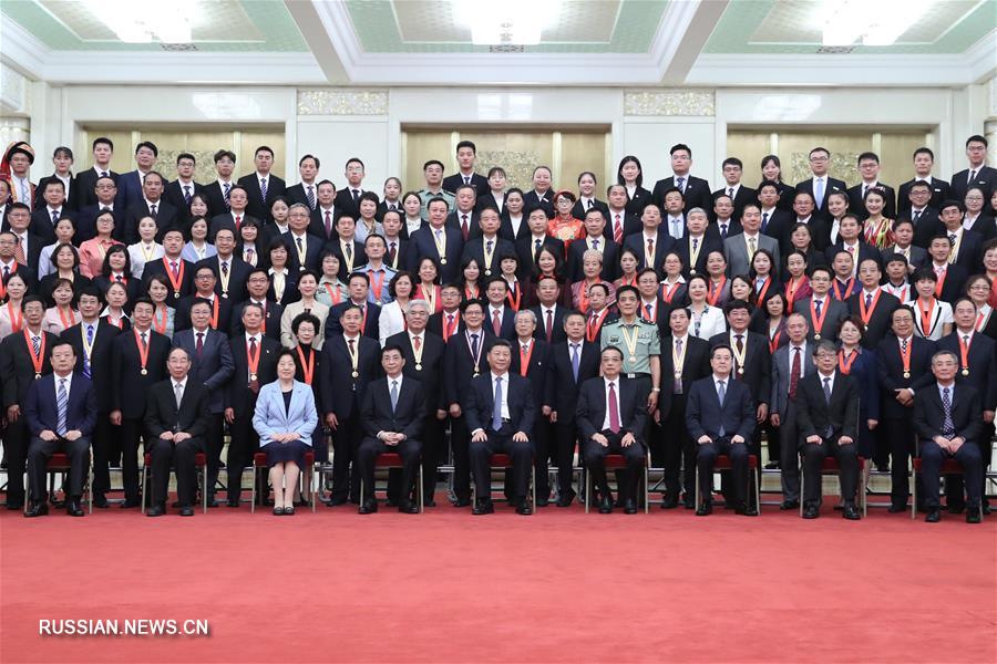Си Цзиньпин встретился с представителями передовых коллективов и выдающихся лиц образовательных кругов