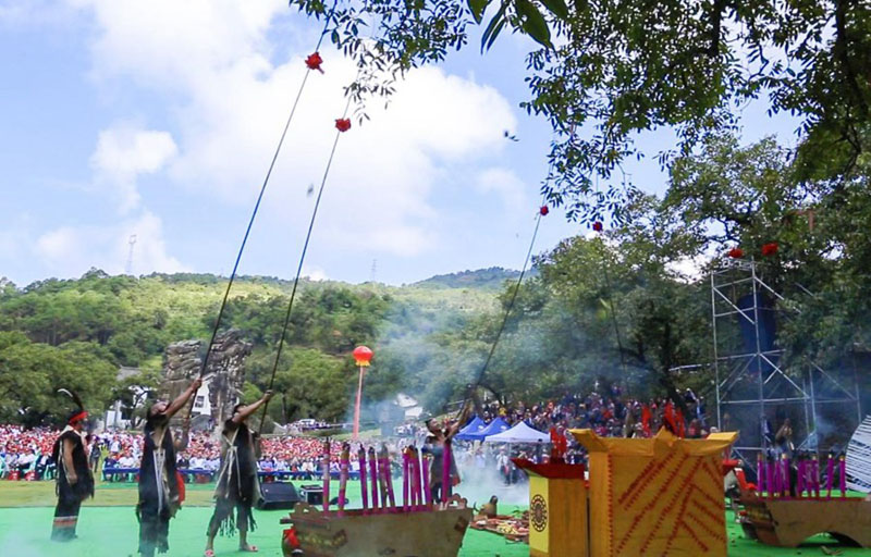 Фестиваль грецких орехов в Янби провинции Юньнань привлёк десятки тысяч туристов