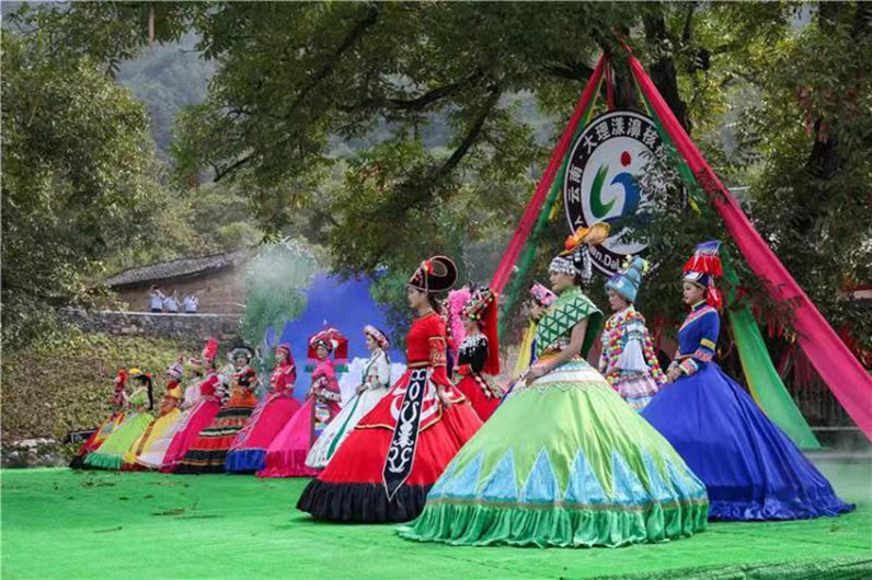 Фестиваль грецких орехов в Янби провинции Юньнань привлёк десятки тысяч туристов