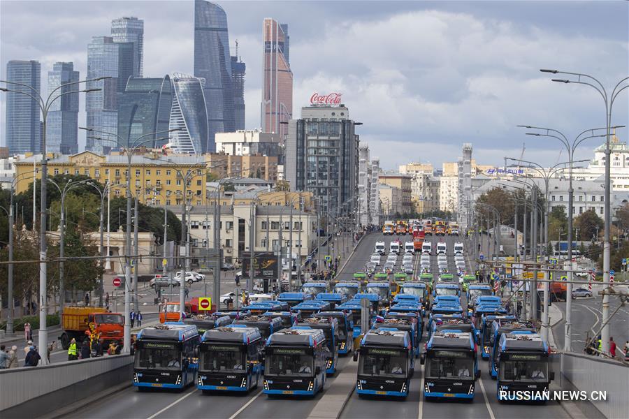 Парад коммунальной техники в Москве