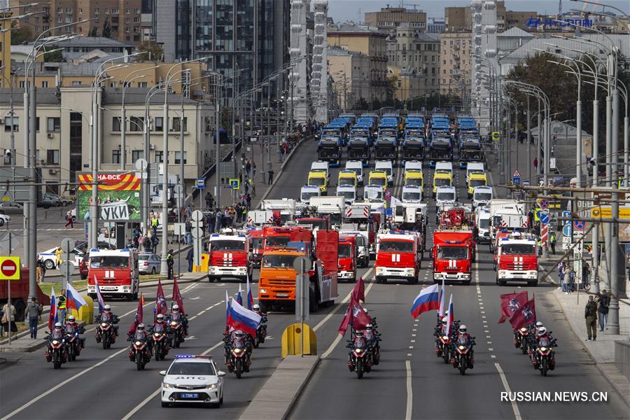 Парад коммунальной техники в Москве