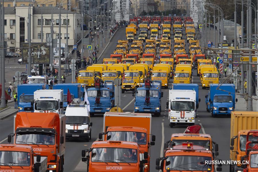 Парад коммунальной техники в Москве