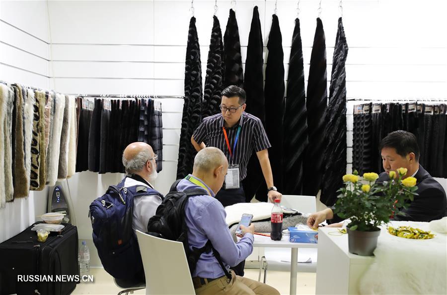 На выставке текстиля и одежды в Париже представлен новый образ китайских брендов. (Синьхуа)