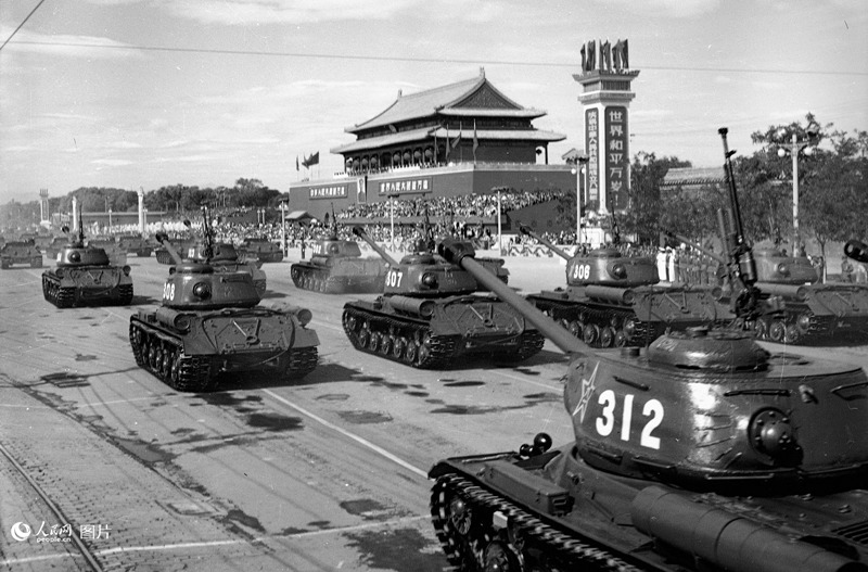 Фотографии с парадов с 1949 по 1959 годы в честь образования КНР