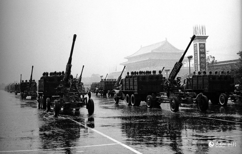 Фотографии с парадов с 1949 по 1959 годы в честь образования КНР