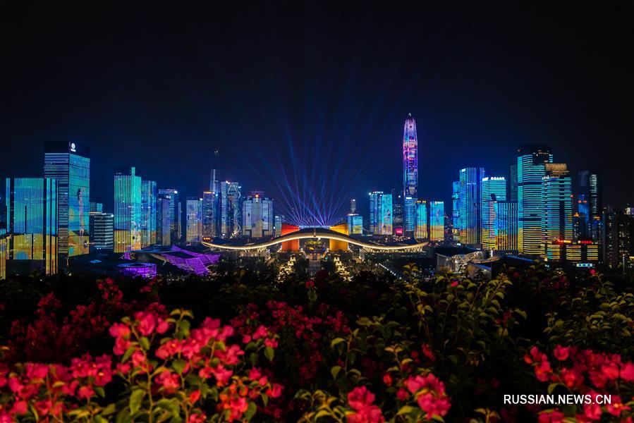 В Шэньчжэне проводится световое шоу в честь 70-летия основания КНР