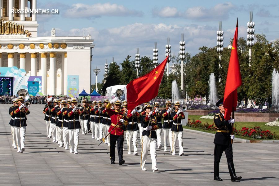 24 августа 2019 года военный оркестр НОАК выступил перед жителями Москвы в рамках Международного военно-музыкального фестиваля "Спасская башня". /Фото: Синьхуа/