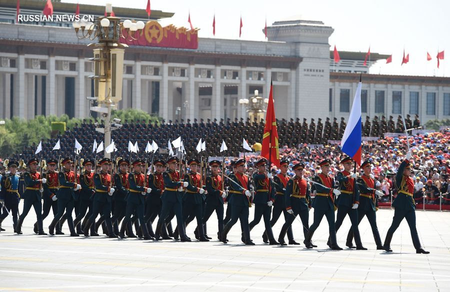 3 сентября 2015 года в Пекине состоялись торжественные мероприятия по случаю 70-летия победы Китая в Войне Сопротивления китайского народа японским захватчикам и мировой антифашистской войне. Российский отряд прошел по площади Тяньаньмэнь. /Фото: Синьхуа/