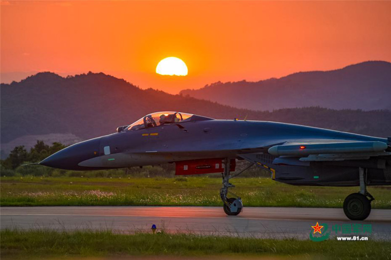 Тренировка китайских боевых самолетов