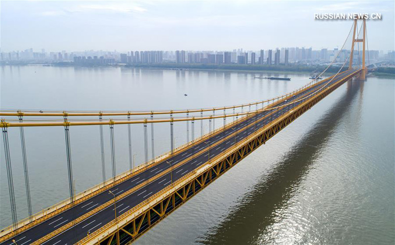 В Китае открылся двухъярусный подвесной мост с длиннейшим в мире пролетом