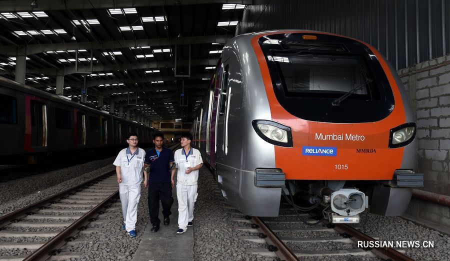 27 июня 2018 года в индийском городе Мумбаи китайские и индийские сотрудники работают на участке линии 1 мумбайского метрополитена. Данная линия была официально введена в эксплуатацию 8 июня 2014 года. Вагоны метро были произведены китайской компанией. /Фото: Синьхуа/