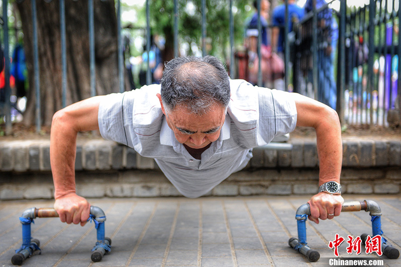 Старики в Пекине любят заниматься физическими упражнениями по утрам
