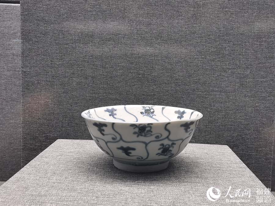 194 предмета бело-синего фарфора города Дэхуа провинции Фуцзянь вернулись из-за рубежа 