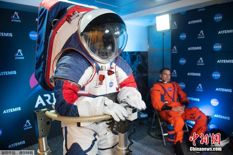 НАСА показало костюм астронавтов, которые полетят на Луну