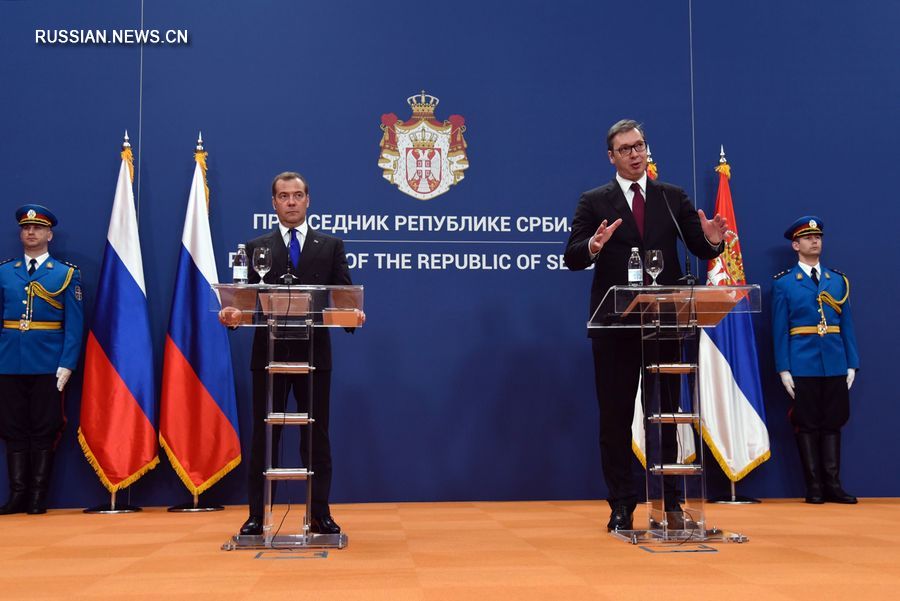 19 октября президент Сербии Александр Вучич и премьер-министр России Дмитрий Медведев приняли участие в совместной пресс-конференции в Белграде. /Фото: Синьхуа/