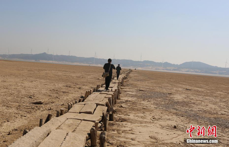 На дне китайского озера Поянху показался древний мост