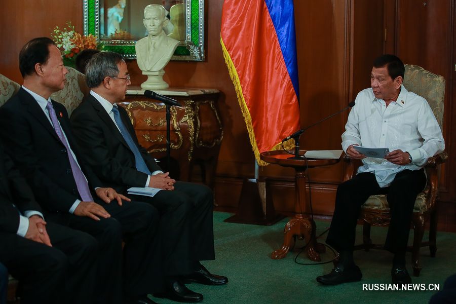 Президент Филиппин Р. Дутерте встретился с Ху Чуньхуа. /Фото: Синьхуа/
