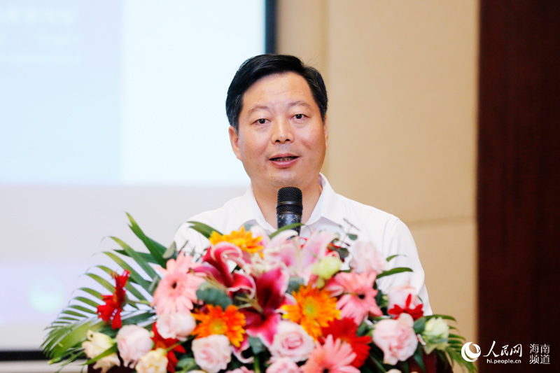 Вице-мэр города Санья Чэнь Тецзюнь выступает с речью.