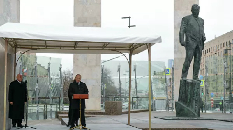 Путин принял участие в открытие памятника Примакову в Москве