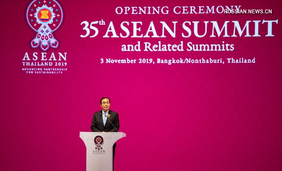 3 ноября премьер-министр Таиланда Прают Чан-Оча произнес речь на церемонии открытия 35-го саммита АСЕАН и связанных с ним встреч на высшем уровне в Бангкоке, столице Таиланда. /Фото: Синьхуа/