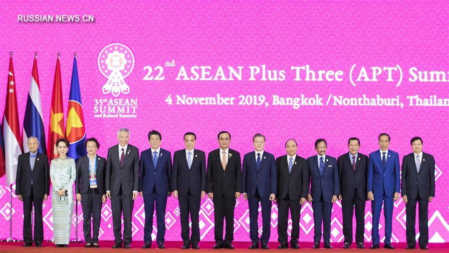 Ли Кэцян принял участие в 22-й встрече руководителей АСЕАН-Китай-Япония-Республика Корея