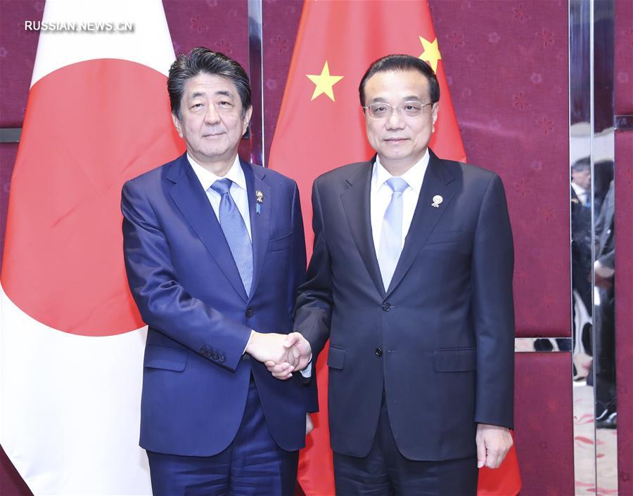 Бангкок, 4 ноября /Синьхуа/ -- Премьер Госсовета КНР Ли Кэцян в понедельник в Бангкоке встретился с премьер-министром Японии Синдзо Абэ.