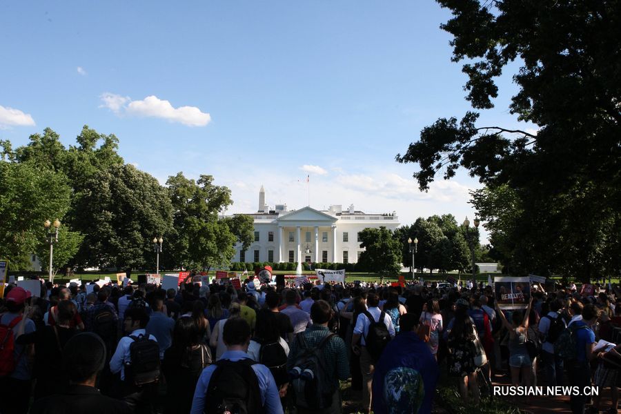 1 июня 2017 года у Белого дома сотни американцев выступили с протестом против выхода США из Парижского соглашения по климату. /Фото: Синьхуа/
