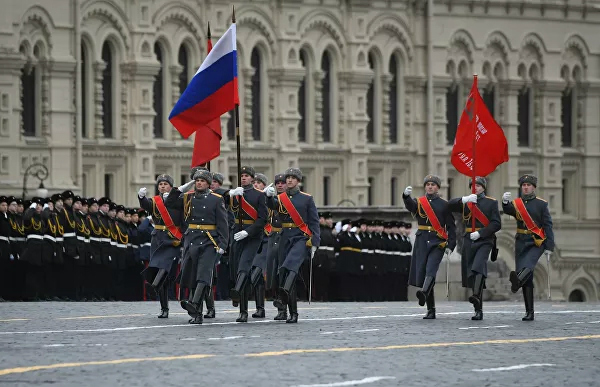 Знаменная группа во время торжественного марша на Красной площади.