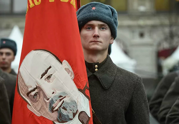 Торжественный марш призван напомнить россиянам о героических моментах истории.